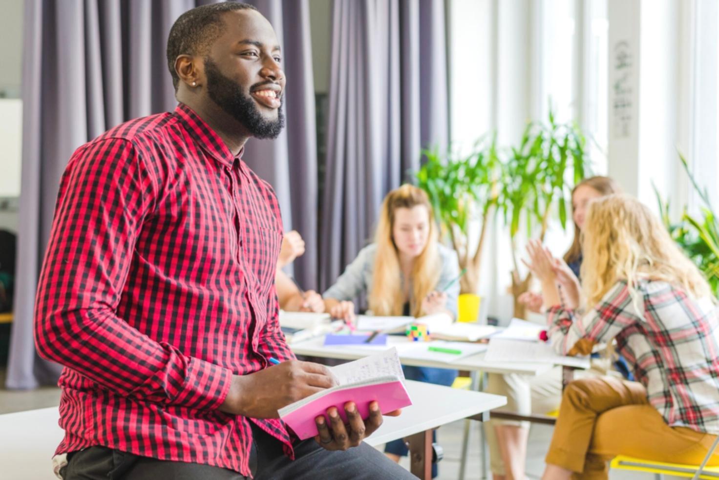 Participants travaillant sur des analyses budgétaires lors d'un atelier pratique