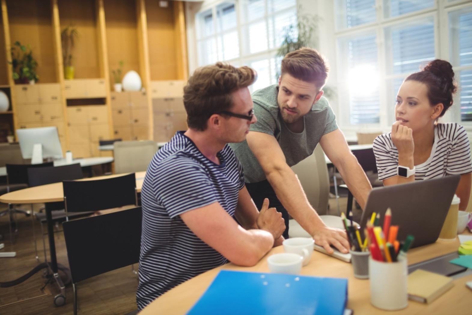 Réunion d'équipe analysant les résultats financiers après formation
