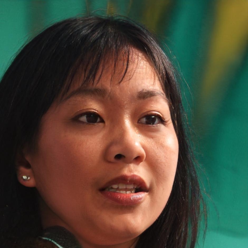 Dirigeante consultant les données financières sur tablette